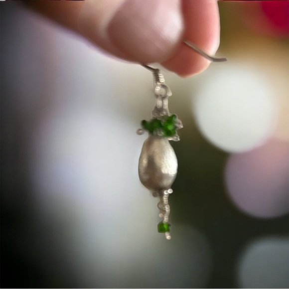 Silver and green dangle earrings - Picture 3 of 5